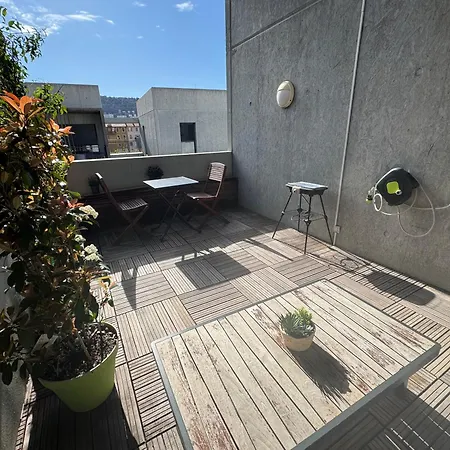 Beau Avec Belle Terrasse Au Centre De