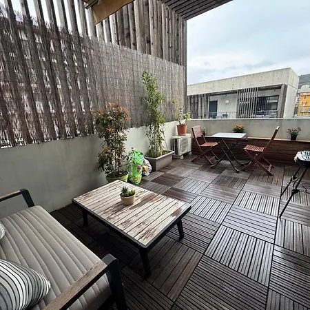 Beau Avec Belle Terrasse Au Centre De アパート *