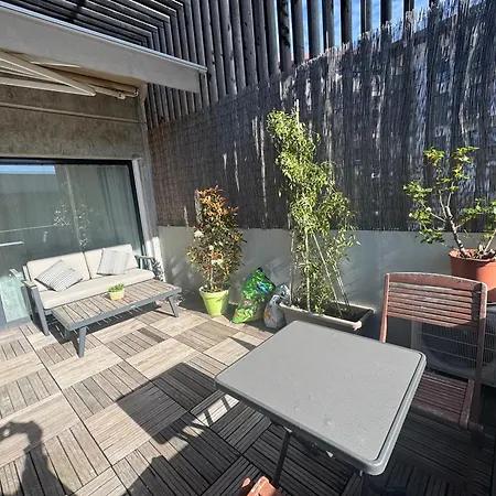 Beau Avec Belle Terrasse Au Centre De アパート