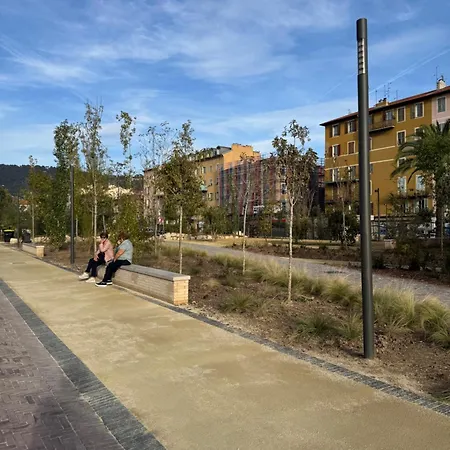 Beau Avec Belle Terrasse Au Centre De * ニース